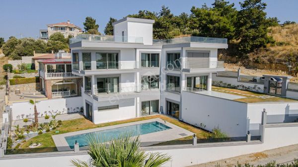 Kuşadası Soğucakta Panaromik Deniz Manzaralı Lüks Villa