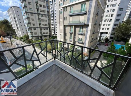 Fenerbahçe Sahilde Satılık 3+1 Boş Daire Az Katlı Butik Binada