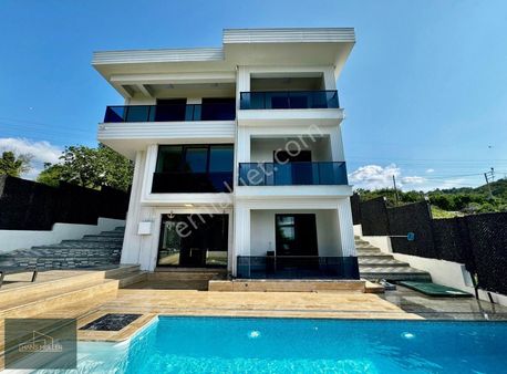 Karamürsel'de Kapanmaz Deniz Manzaralı Havuzlu Triplex Villa