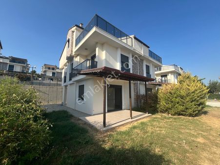 Kuşadası’nda Sıfır Ortak Havuzlu 4 + 1 Satılık