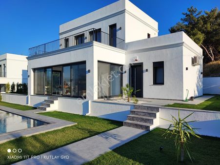 Çeşme Germiyan Mh Satılık Tam Müstakil Havuzlu Deniz Manzaralı 3+1 Villa