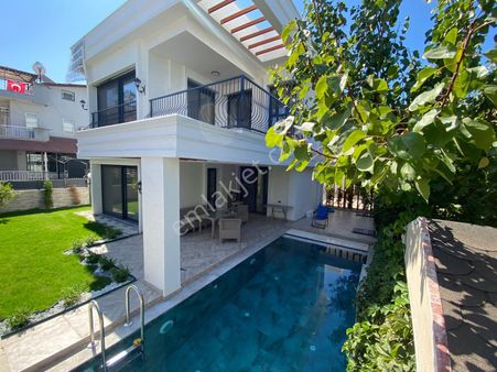 Kuşadası Merkezde 4+1 Özel Havuzlu Satılık Lüks Villa