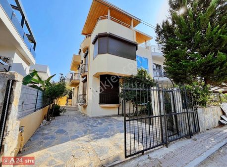 Narlıdere Limanreis'te Denize Yürüme Mesafesinde Kiralık Villa