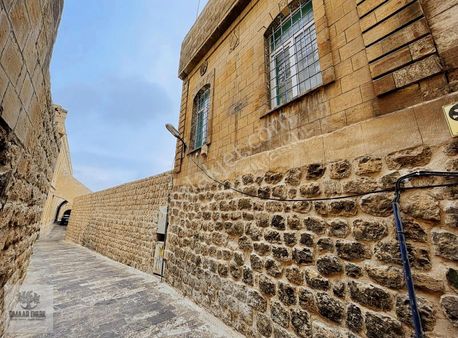 Tarihi Kent'te 3 Katlı Muhteşem Konuma Sahip Tamamı Taş Konak