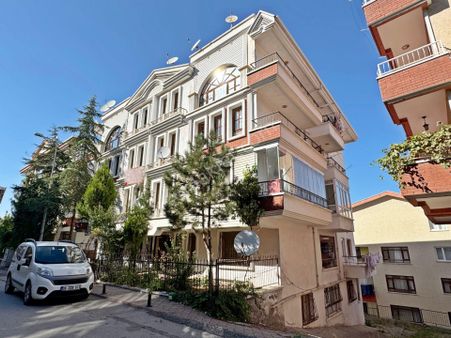 3+1 1.kat Geniş Oturum 3 Cepheli Merkezi Konum Krediye Uygun