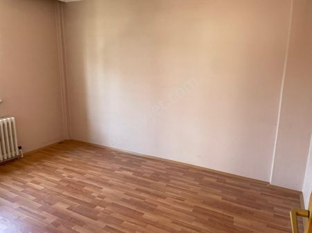 Cadde Üzeri Geniş Salonlu 2+1 Masrafsız Kiralık Daire