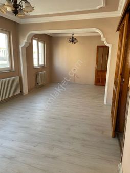 Cadde Üzeri Geniş Salonlu 2+1 Masrafsız Kiralık Daire