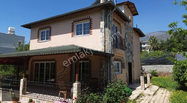 Vizyon Gayrimenkul'den Gülderen'de 1500 M2 Arsa İçinde Villa