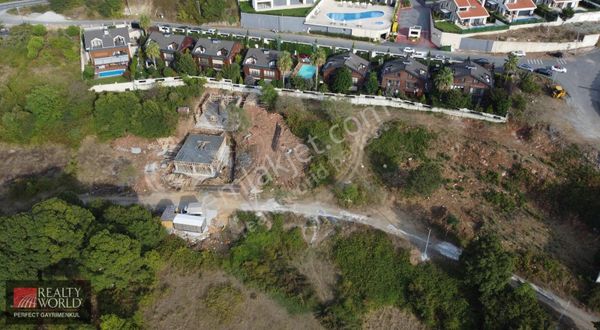 *realty World*zekeriyaköy Merkezde Satılık 532 M2 İmarlı Arsa