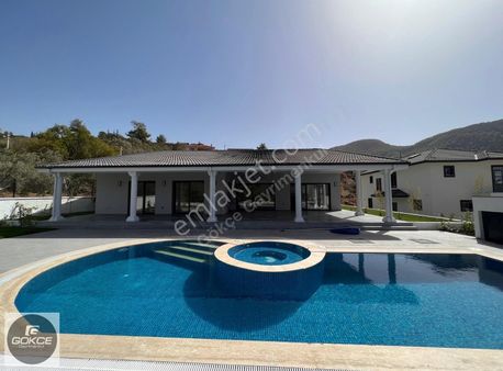 Fethiye Üzümlü'de 1.097 M² Arsa Üzerinde Tek Katlı Lüks Villa