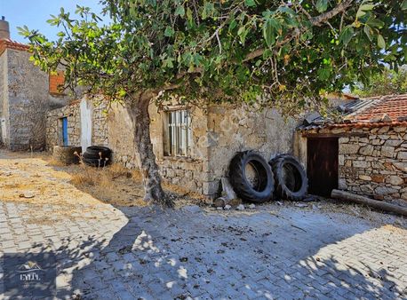 Ezine Kayacık Köyünde Satılık Taş Ev Ve Arsası