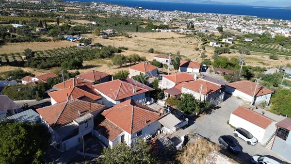 Karaburun Mordoğan Çatalkaya'da Kargir Ev Ve Arsası