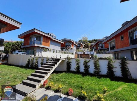 Şile Ahmetli'de 4+1 Site İçerisinde Satılık Villalar