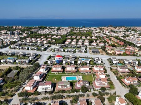 Kuşadası Davutlar'da Havuzlu Sitede Denize Yakın 5+1 Villa