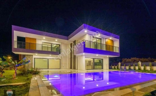 Kuşadası Karaovada Avmlere 1 Km 1120 M2 Arsa İçinde Lüks 4+1 Villa