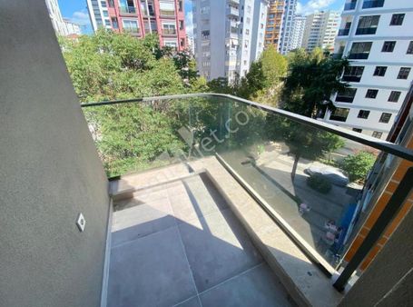 Bostancı'da Balkonlu Otoparklı Ayrı Mutfaklı Ön Cephe Sıfır 2+1!