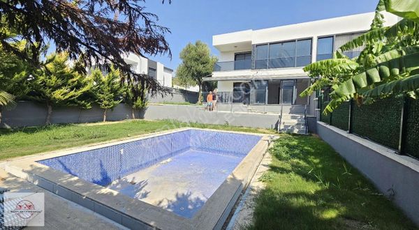 Çeşme Ilıca'da Dubleks Müstakil Havuzlu 500m2 Arsa Paylı 4+1