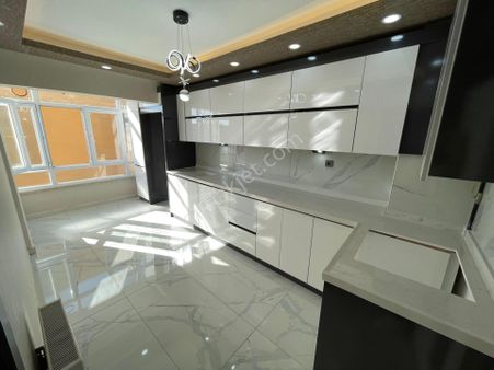 **zarafet Ve Modernizmin Buluştuğu Cadde Üstü Ara Kat 3+1 Daire**