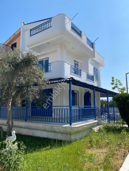 Kuşadası Davutlar'da Denize Yakın Eşyalı Kiralık Villa