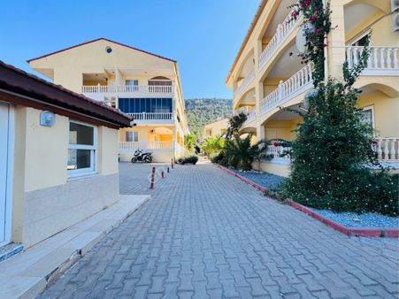 Akbük’te Denize Yürüme Mesafesinde Köşe Konumlu Havuzlu Büyük Daire