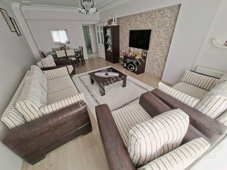 Alsancak Merkezde 3+1 Orta Katta Satılık Yapılı Daire