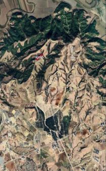 Rüzgarlı Tepede Asfalt Yol Üstü 1.400 M2 Etrafı Çevrili Arsa