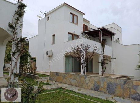 Yahşi Sitede 4+1 Plajlı Bahçeli Villa