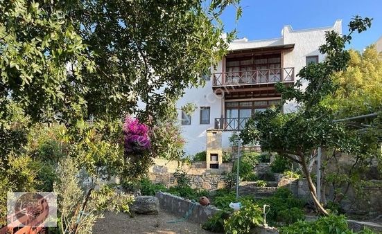 Yalıkavak Geriş'te Deniz Manzaralı Bahçeli Plajlı Sitede