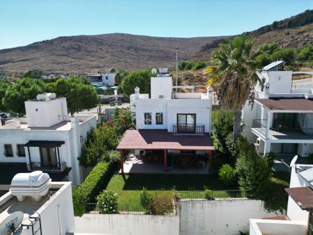 Bodrum Bağla'da Özel Plajlı Sıte Içınde 4+1 Satılık Bahçelı Vılla
