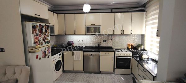 Aydınlıkevler'de Masrafsız Geniş Giriş Kat Satılık 2+1 Daire