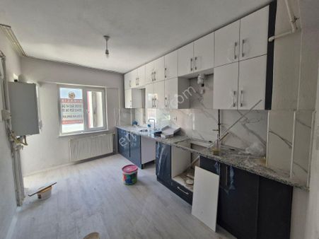 Davraz Mah Hafız Demiralay Okulu Yakını