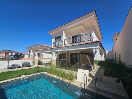 Kuşadası Merkezi Konumda Müstakil Özel Havuzlu 4+1 Villalar
