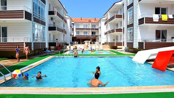 Karasu Çiğdem Emlaktan...havuzlu Sitede 3.kat Köşe 2+1...eşyalı