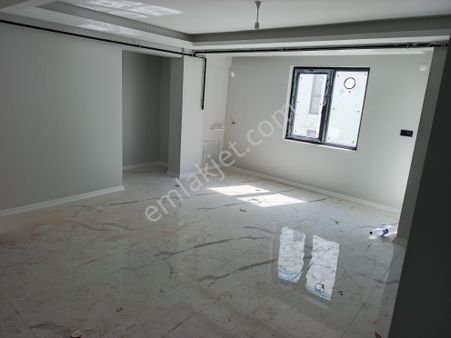 Mudanya Eğitim Mah.de Satılık Daire 2+1 1.kat Merkezde Yakın Site İçinde Havuz Yok