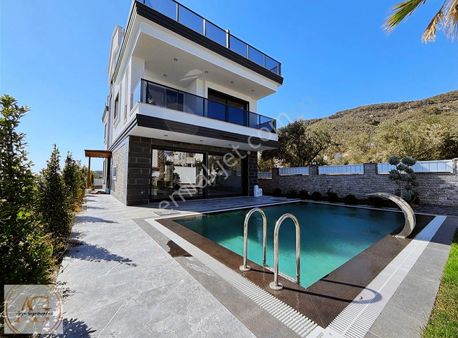 Arya'dan Konsept Havuzlu Jakuzili Türk Hamamlı 5+2 Villa