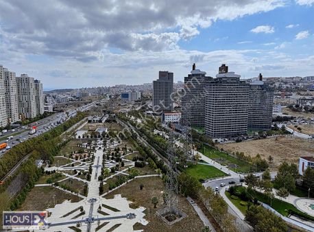 Crown Tower`da Kapali Mutfak Yuksek Kat Satılık 2+1