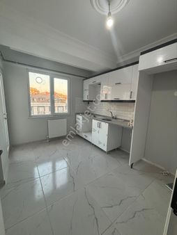 Başakşehir Güvercintepe Mah. Meydanda 2 + 1 Satılık Arakat 4.katta Sıfır Daire