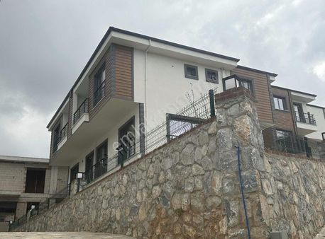 Beçin'de Doğa Manzaralı Kiralık Sıfır Triplex Villa
