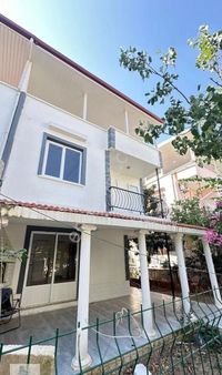 Altınkumda Denize Yürüme Mesafesinde Site İçerisinde Bahçeli Geniş Teraslı 3+1 Villa