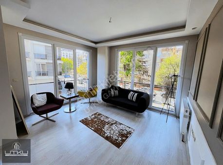 Utkudan Kozyatağında Cadde Üzerinde Kombili Satılık 2+1 Daire