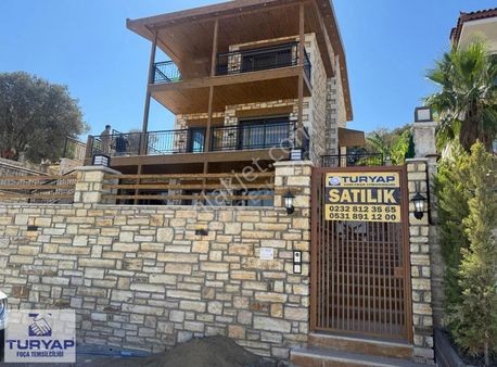 Turyap'tan Yenifoça Donatkent'te Satılık Lüks 5+1 Triplex Villa