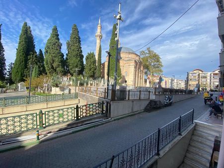Şehrin Manevi Kalbi Emirsultan Camii’ne Komşu Satılık Daire