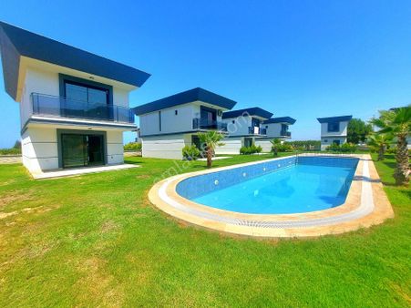 Davutlarda Havuzlu Sitede Köşe Konumlu Bahçeli Tek Müstakil Villa