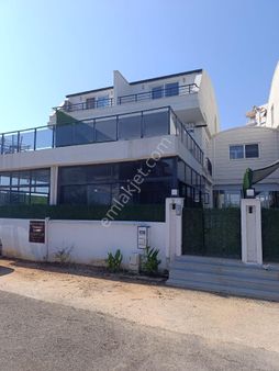 Bahçeyaka'da Satılık Havuzlu 3 Katlı Villa