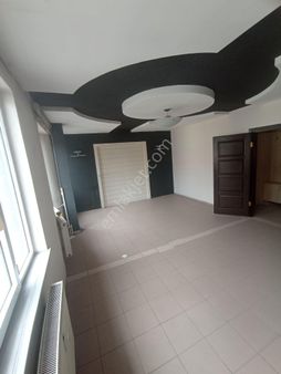 Sivas Yıldız Gayrımenkul'den Bankalar Caddesi Kiralık 1+1 Ofis (asansörlü)