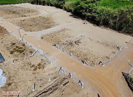 Üç Elmastan Denize Yakın 217 M²elektrik Su Hazır Muhteşem Bahçe