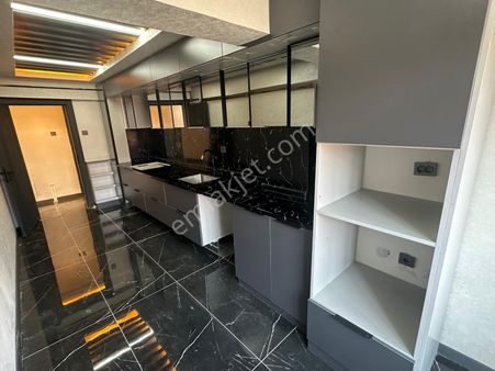 Osmangazi Mahallesi'nde Cadde Üzeri Full Lüks Yapılı Daire!