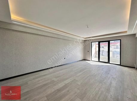 Sancaktepe Merkez'de 0 Binada 3+1 120m2 Ara Kat Ebvyn Banyolu !!