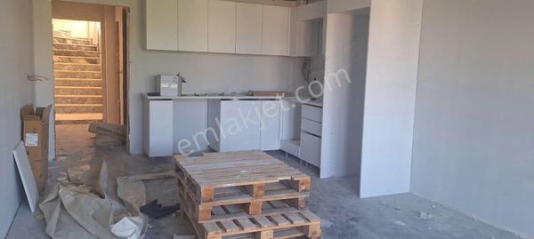 1+1 Satılık Daiŕe Yenı Şirinevler Yolu Üzerı Izmit/ Kocaeli