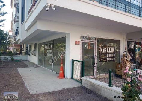 Genç Emlak'tan Aydınlıkevler'de Çift Vitrin Köşe Başı Kiralık Ofis